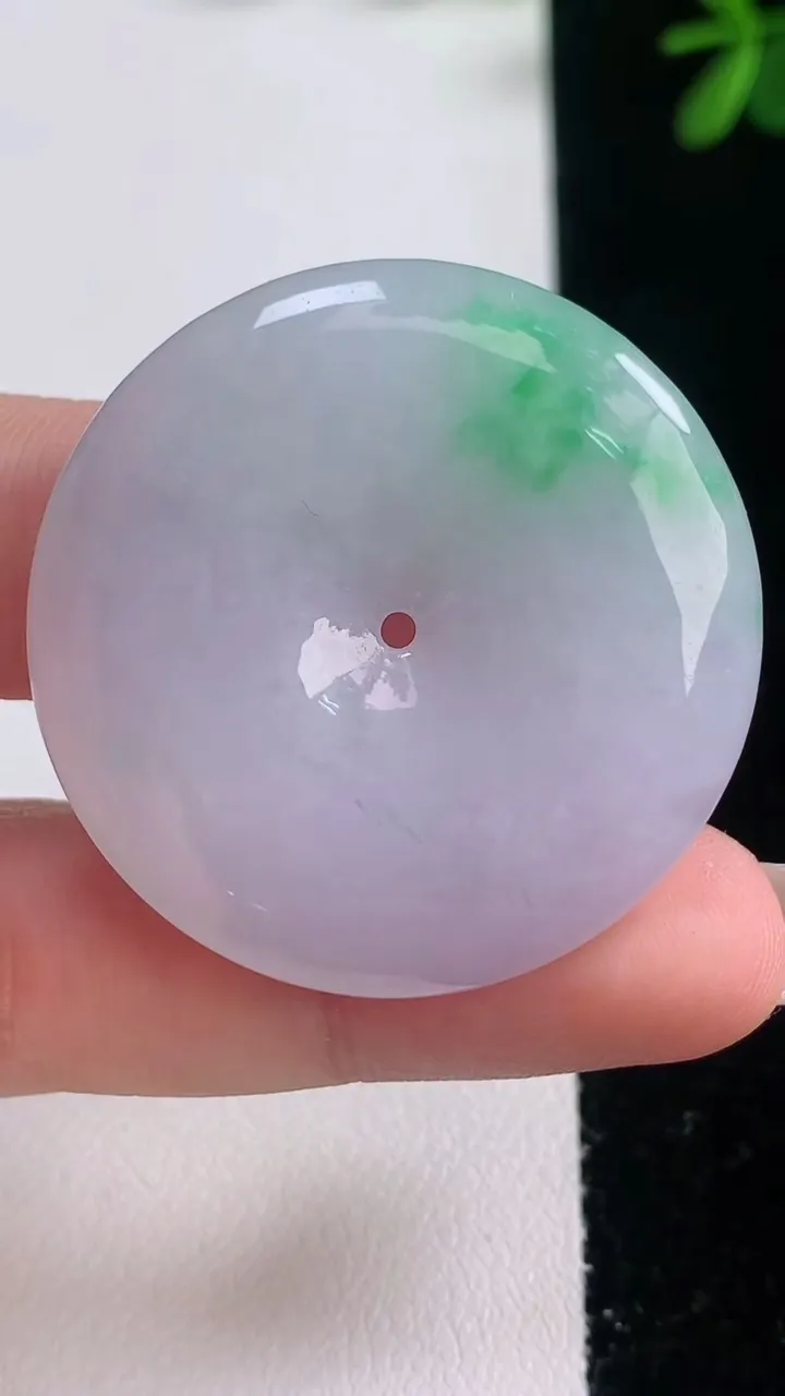 天然A货翡翠平安扣吊坠，尺寸36.6-5.9，重量:17.58g
12月21日