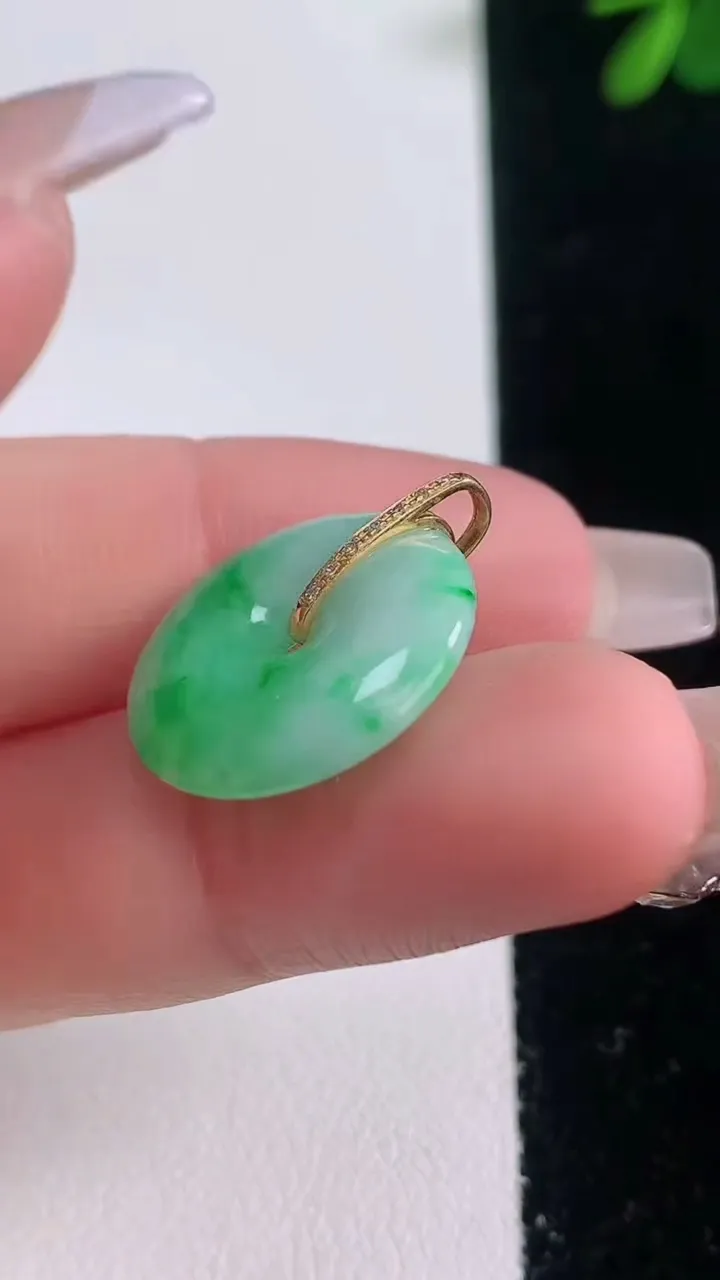 天然A货翡翠平安扣吊坠，尺寸18.5-4，重量:3.15g
12月21日
