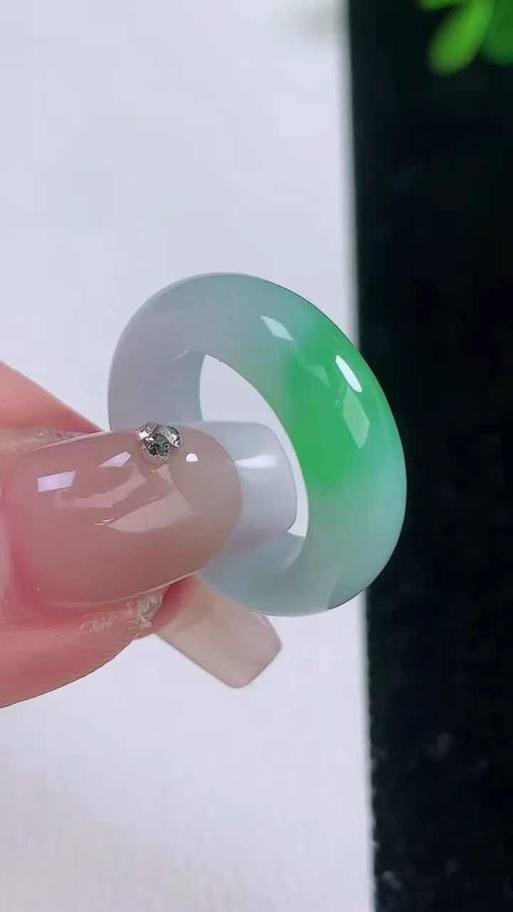 天然A货翡翠指环戒指，尺寸15.2-6-3.3，重量:4.34g2025年12月21日
工厂直销收藏佳品,种好水足，色泽均匀，有种有色，上手高大气！