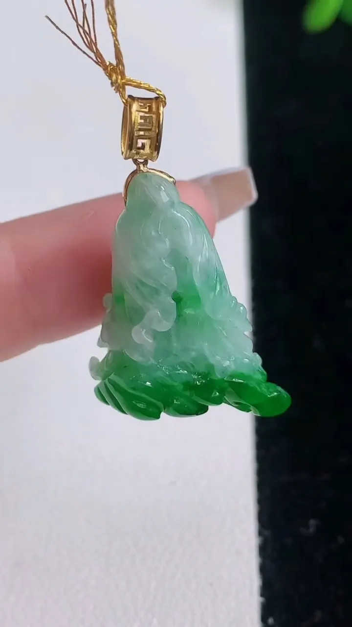 天然A货翡翠白菜吊坠，尺寸26-17.8-11.8，重量:7.26g
12月21日