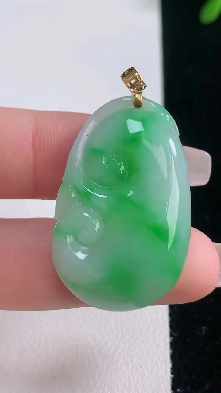 天然A货翡翠如意吊坠，尺寸34.4-21.4-6.5，重量:8.60g
12月21日
