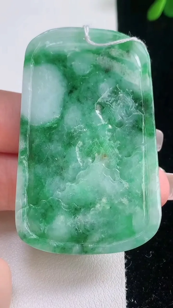 天然A货翡翠山水牌吊坠，尺寸57.2-36-6，重量:29.69g
12月21日