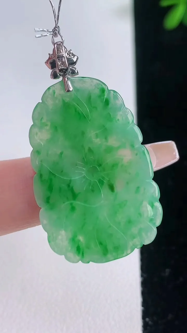 天然A货翡翠荷叶吊坠，尺寸31.5-22-2.6，重量:5.67g
12月21日