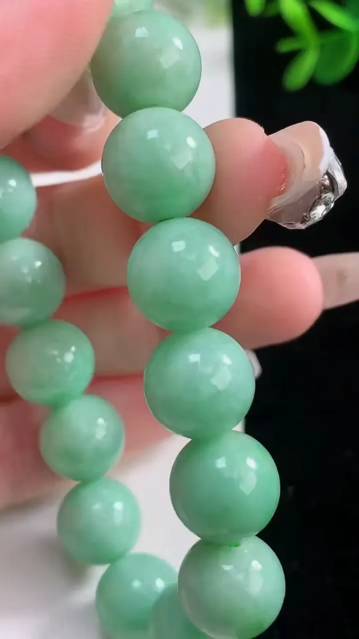 天然A货翡翠圆珠手串，尺寸12-16颗，重量:47.26g12月21日
工厂直销收藏佳品,种好水足，色泽均匀，有种有色，上手高大气！