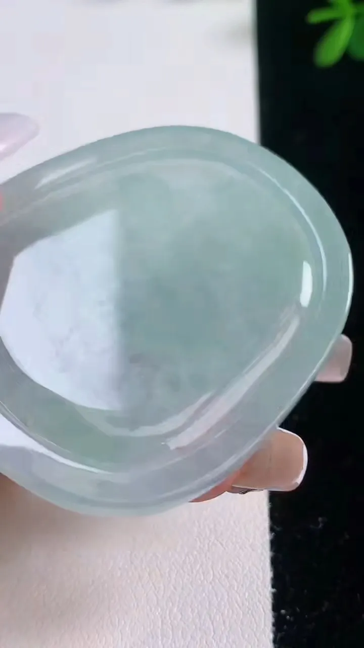 天然A货翡翠马上封侯吊坠，尺寸51.2-43.6-5.6，重量:25.03g
12月21日