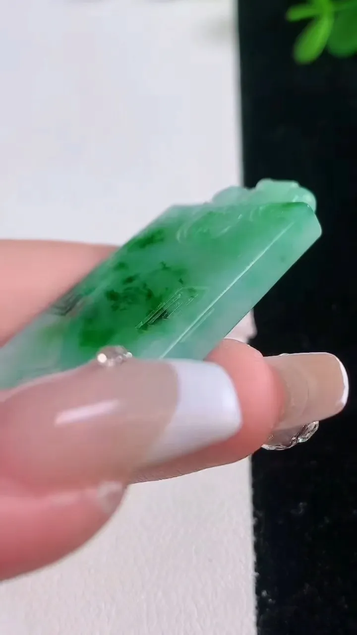 天然A货翡翠仿古无事牌吊坠，尺寸49-27.8-5.5，重量:22.24g
12月21日