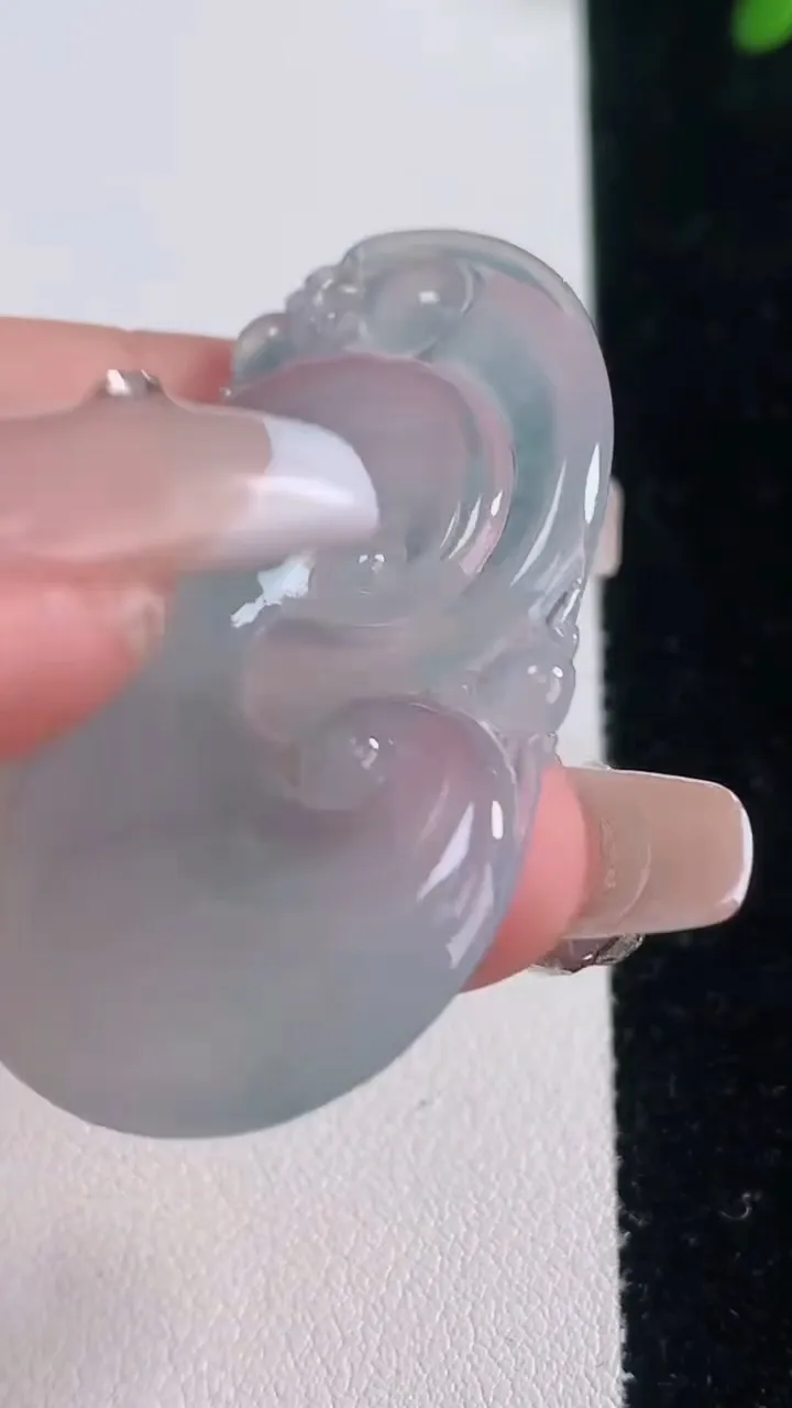 天然A货翡翠如意吊坠，尺寸48.6-29-4.6，重量:9.90g
12月21日