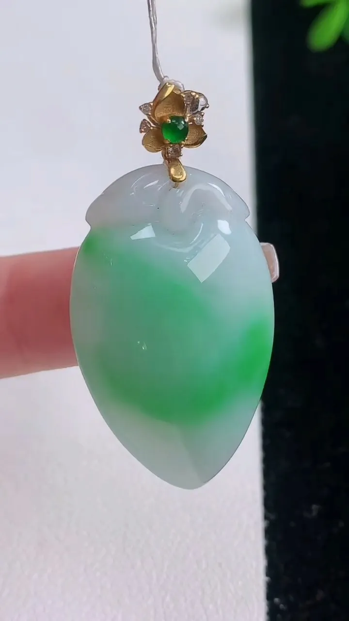 天然A货翡翠寿桃吊坠，尺寸35.8-21-8.8，重量:10.62g
12月21日