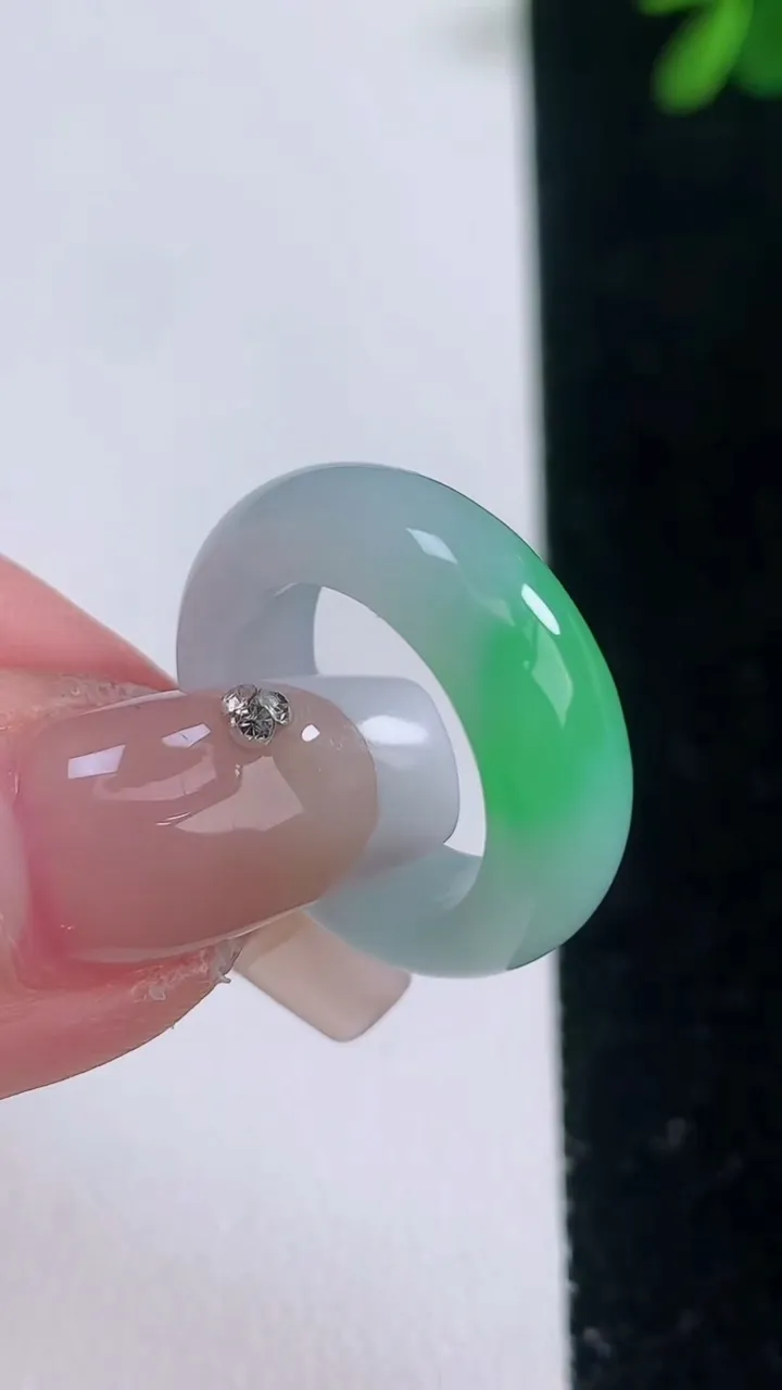 天然A货翡翠指环戒指，尺寸15.2-6-3.3，重量:4.34g2025年12月21日
工厂直销收藏