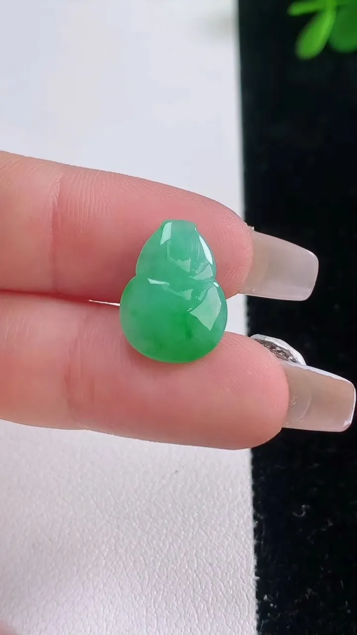 天然A货翡翠葫芦镶嵌件，尺寸15.8-11.7-4.7，重量:1.42g
12月21日