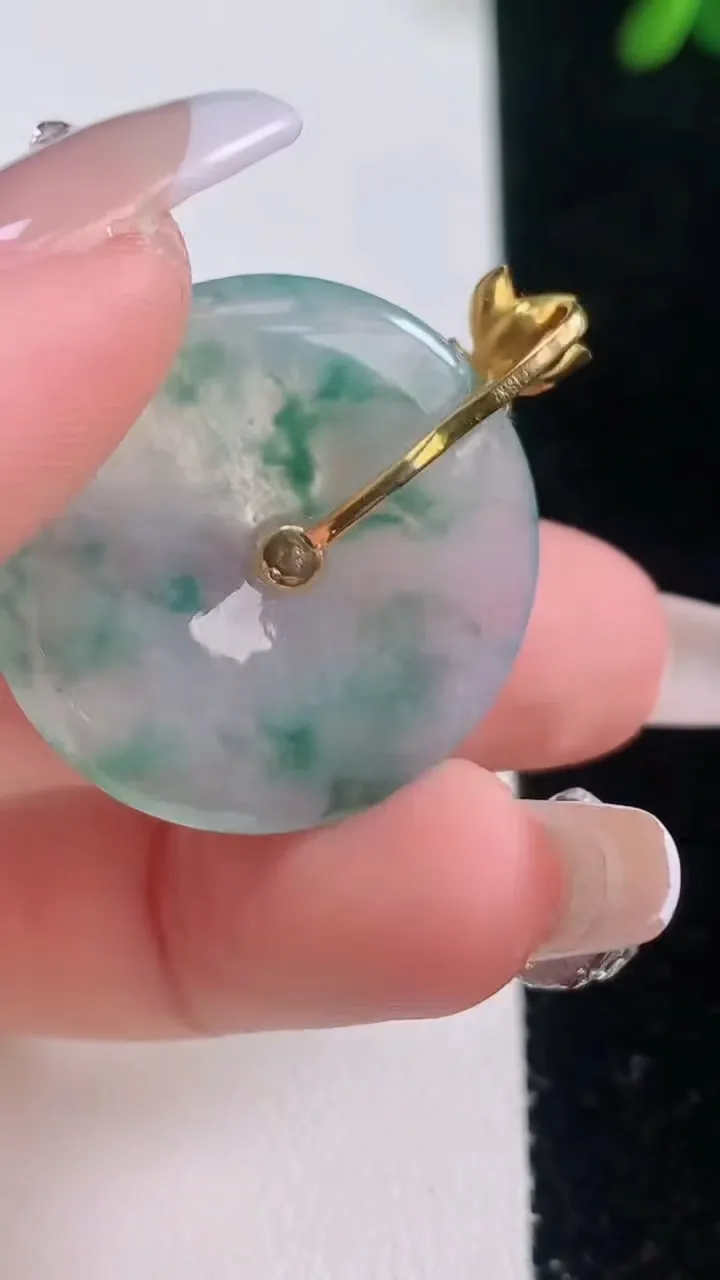 天然A货翡翠种飘花平安扣吊坠，尺寸27.3-3.4，重量:5.89g
12月21日