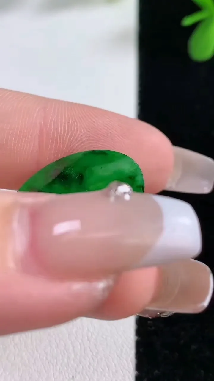 天然A货翡翠无事牌镶嵌件，尺寸25-1，重:1.04g
12月21日