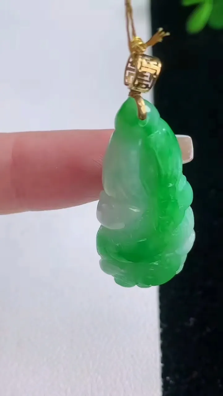 天然A货翡翠白菜吊坠，尺寸32-16.7-6.7，重量:8.08g
12月21日