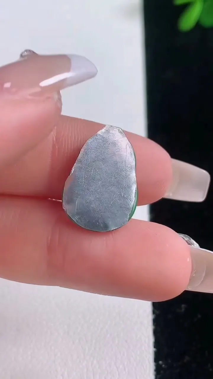 天然A货翡翠葫芦镶嵌件，尺寸18.4-12.8-2.6，重量:1.09g
12月21日