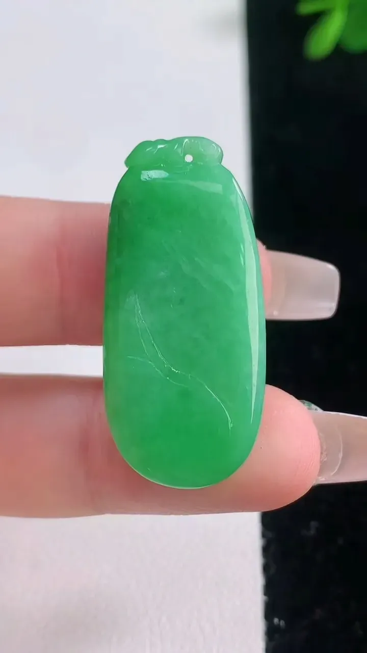 天然A货翡翠福瓜吊坠，尺寸34.6-16-5.6，重量:7.63g
12月21日