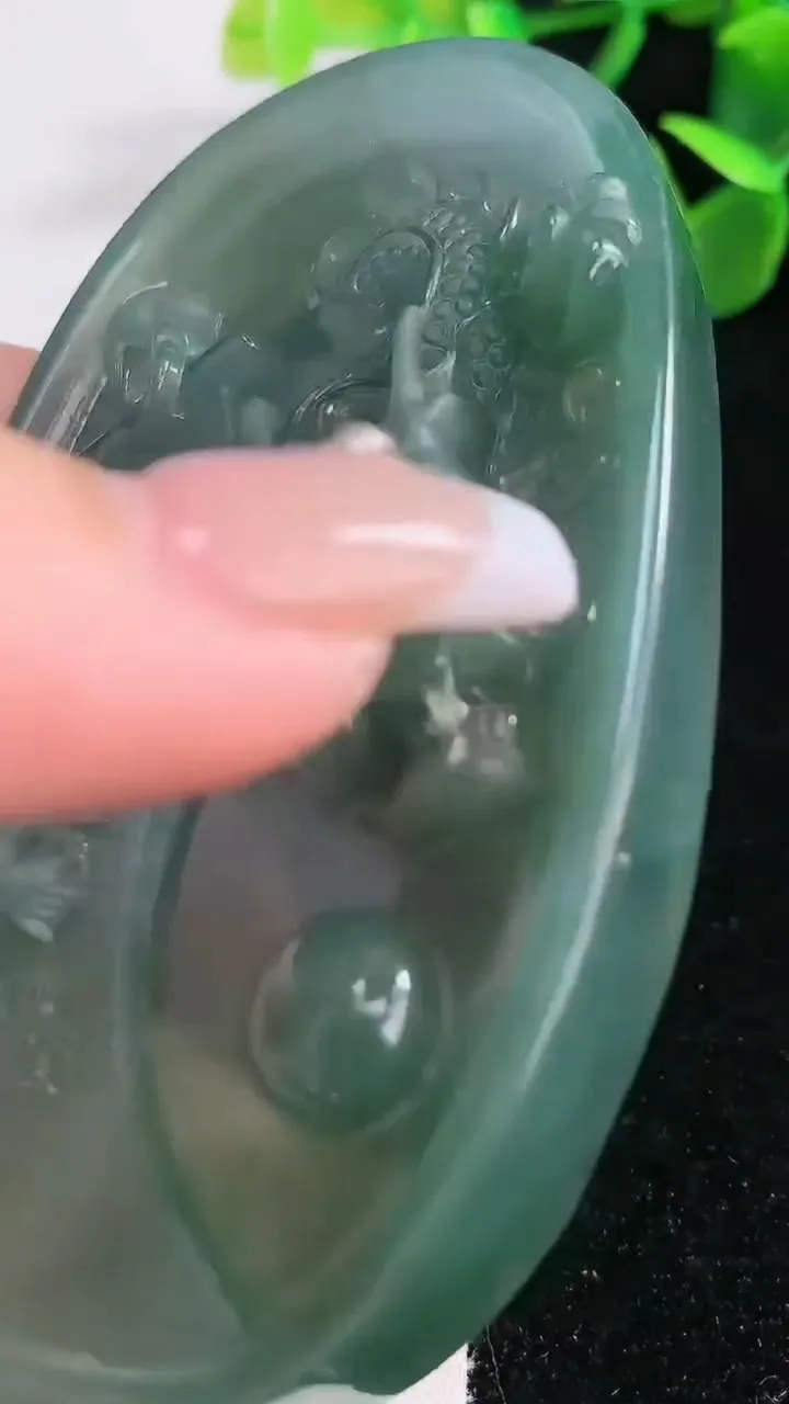 天然A货翡翠龙牌吊坠，尺寸81-50-10，重:90.87g
12月21日