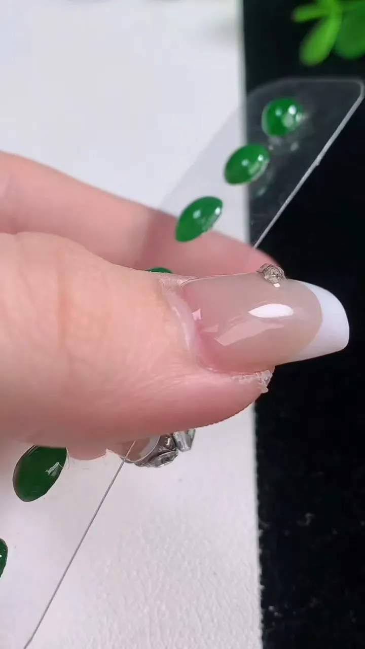 天然A货翡翠蛋面镶嵌件一手，尺寸8.7-6.7-3.7，重量:2.13g
12月21日