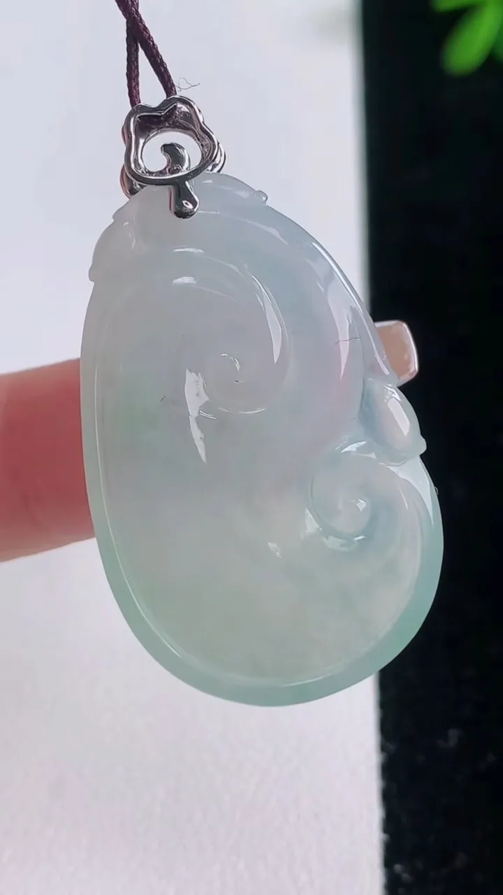 天然A货翡翠如意吊坠，尺寸34.3-22-5.2，重量:8.39g
12月21日