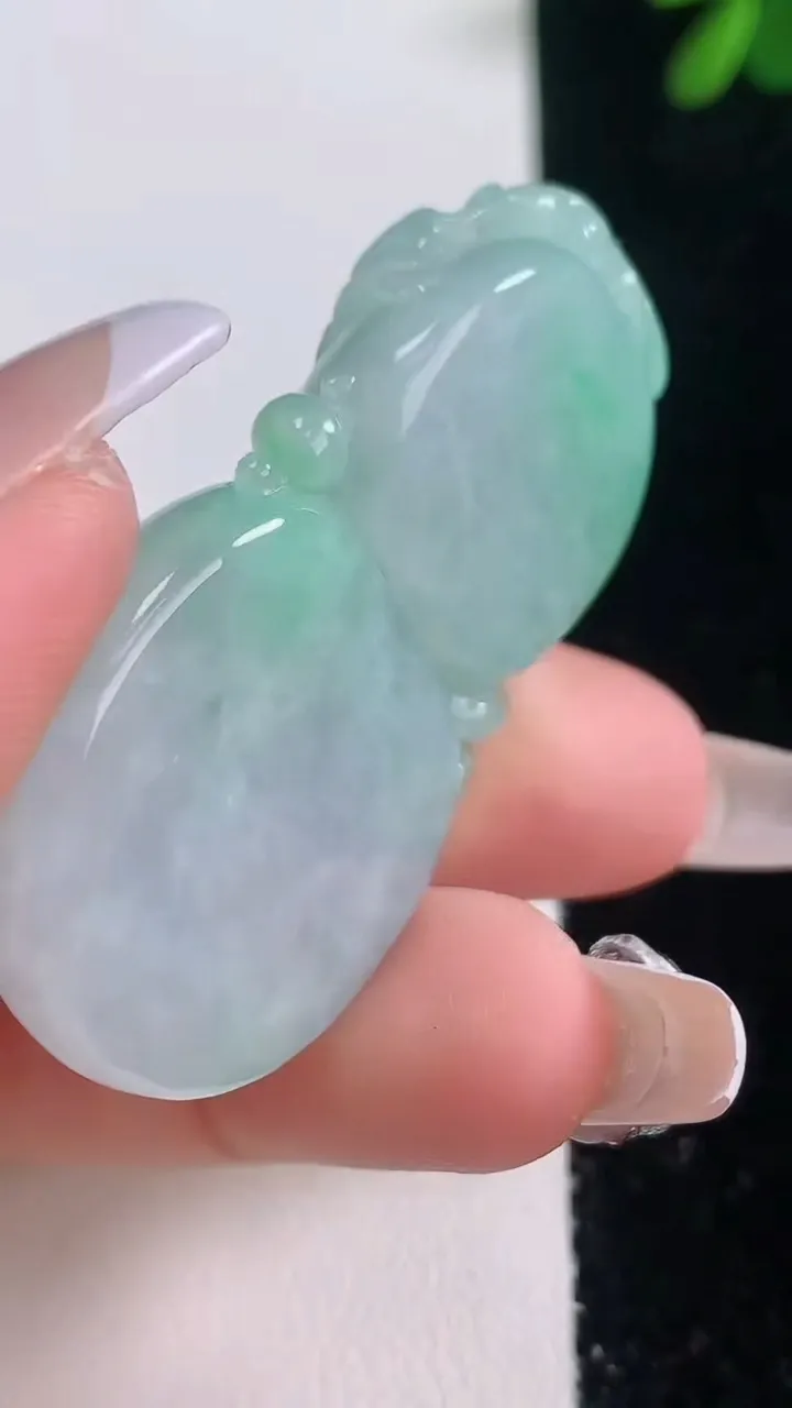 天然A货翡翠葫芦吊坠，尺寸49.6-26.3-11，重量:30.00g
12月21日