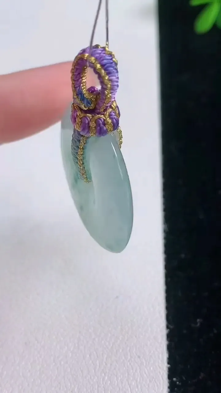 天然A货翡翠冰种飘花平安扣吊坠，尺寸29.5-5.2，重量:10.35g
12月21日