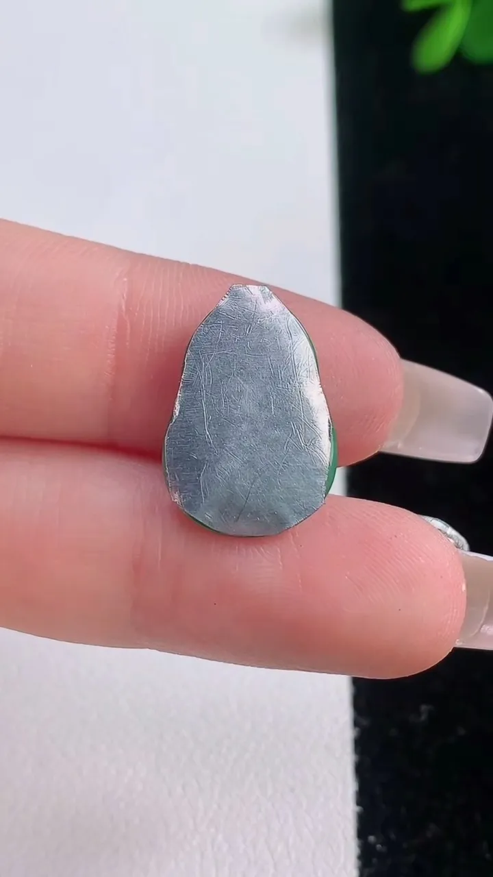 天然A货翡翠葫芦镶嵌件，尺寸18.4-12.8-2.6，重量:1.09g
12月21日