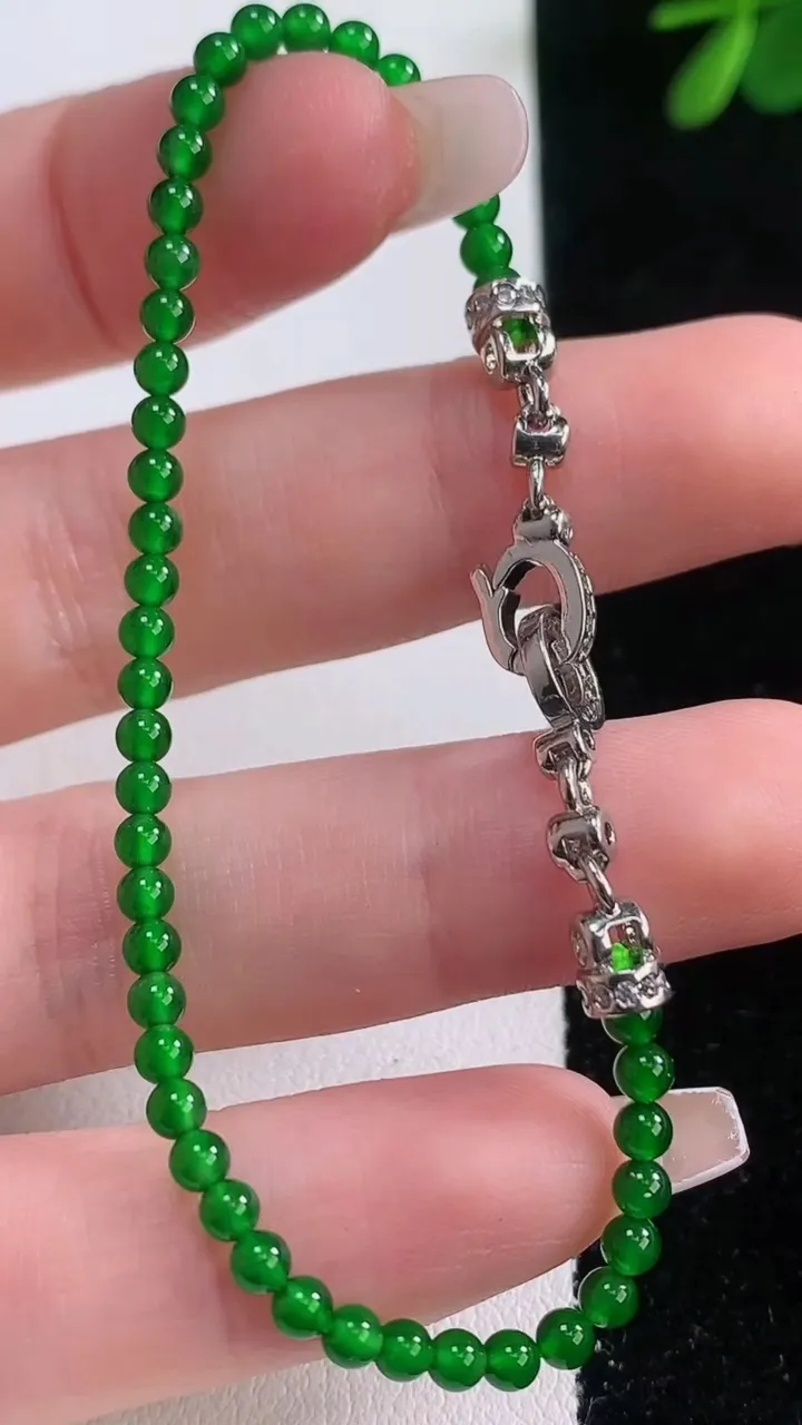 天然A货翡翠小米珠手串，尺寸2.9-49颗，重量:3.82g12月21日
工厂直销收藏佳品,种好水足