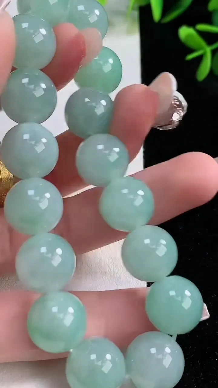 天然A货翡翠圆珠手串，尺寸12.6-16颗，重:56.07g12月21日
工厂直销收藏佳品,种好水足，色泽均匀，有种有色，上手高大气！