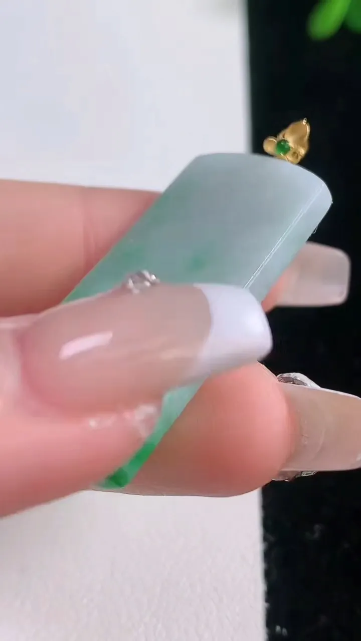 天然A货翡翠无事牌吊坠，尺寸37.7-19.7-2.9，重量:7.14g
12月21日