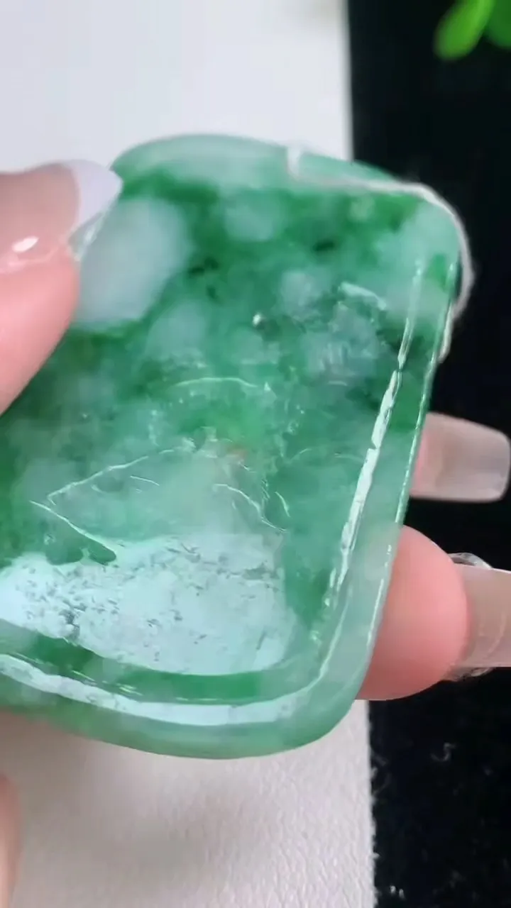 天然A货翡翠山水牌吊坠，尺寸57.2-36-6，重量:29.69g
12月21日