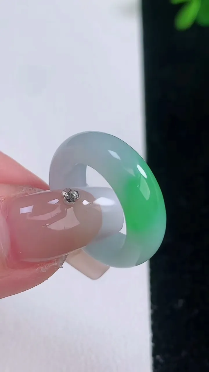 天然A货翡翠指环戒指，尺寸15.2-6-3.3，重量:4.34g2025年12月21日
工厂直销收藏佳品,种好水足，色泽均匀，有种有色，上手高大气！