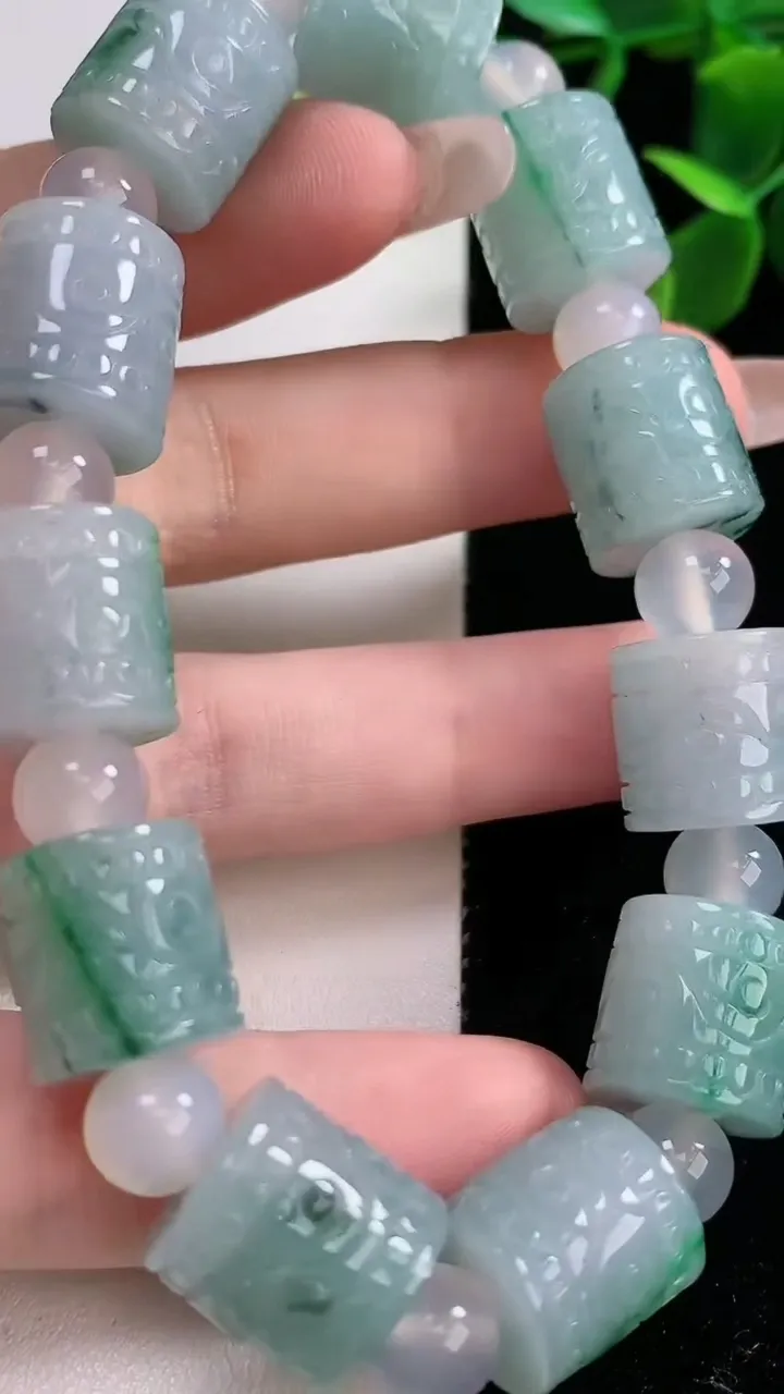 天然A货翡翠飘花路路通手串，尺寸12.8-12.6，重:61.86g12月21日
工厂直销收藏佳品,种好水足，色泽均匀，有种有色，上手高大气！