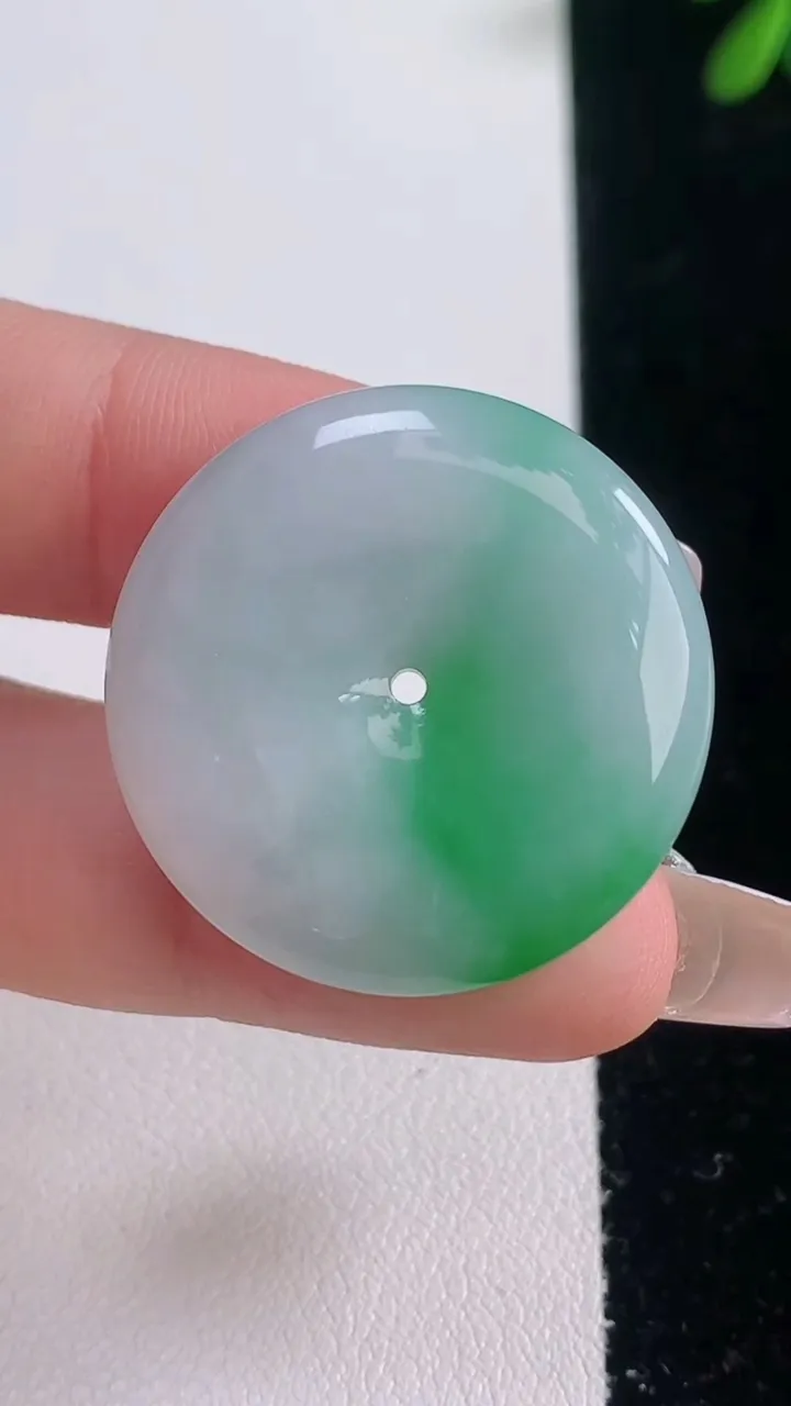 天然A货翡翠平安扣吊坠，尺寸29-6，重量:11.34g
12月21日