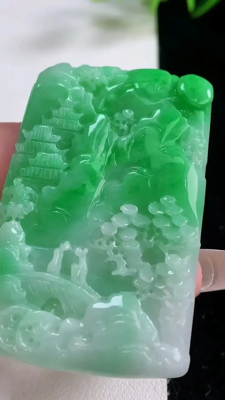 天然A货翡翠山水牌吊坠，尺寸53-36-5，重:28.34g
12月22日