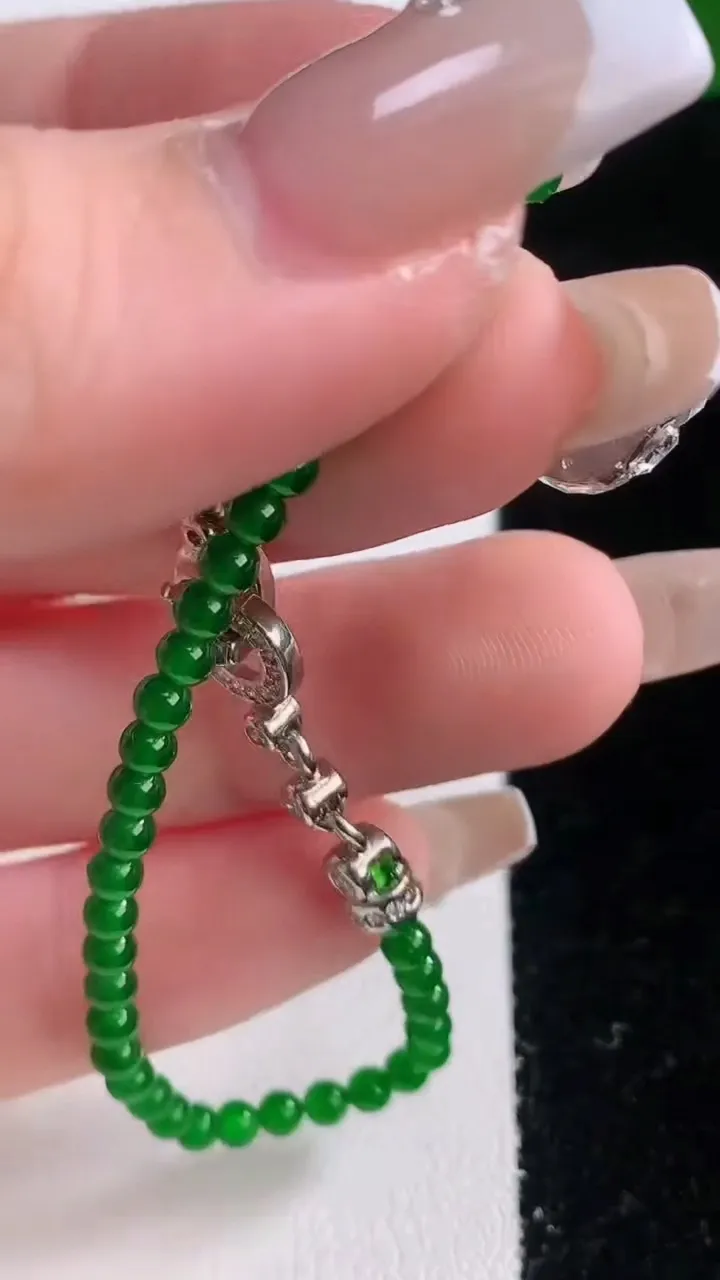 天然A货翡翠小米珠手串，尺寸2.9-49颗，重量:3.82g12月21日
工厂直销收藏佳品,种好水足，色泽均匀，有种有色，上手高大气！