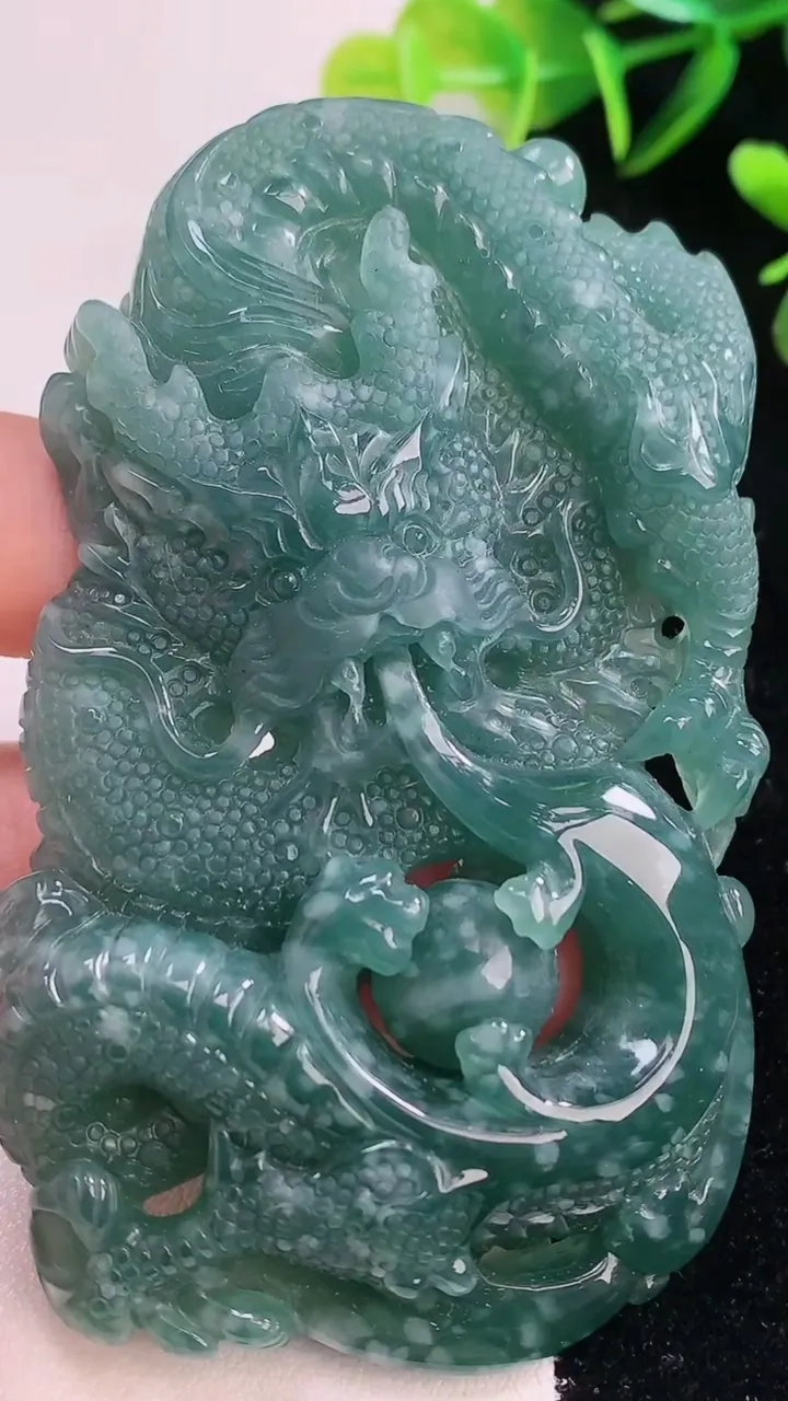 天然A货翡翠龙牌吊坠，尺寸82.5-48-13.5，重:82.56g
12月21日