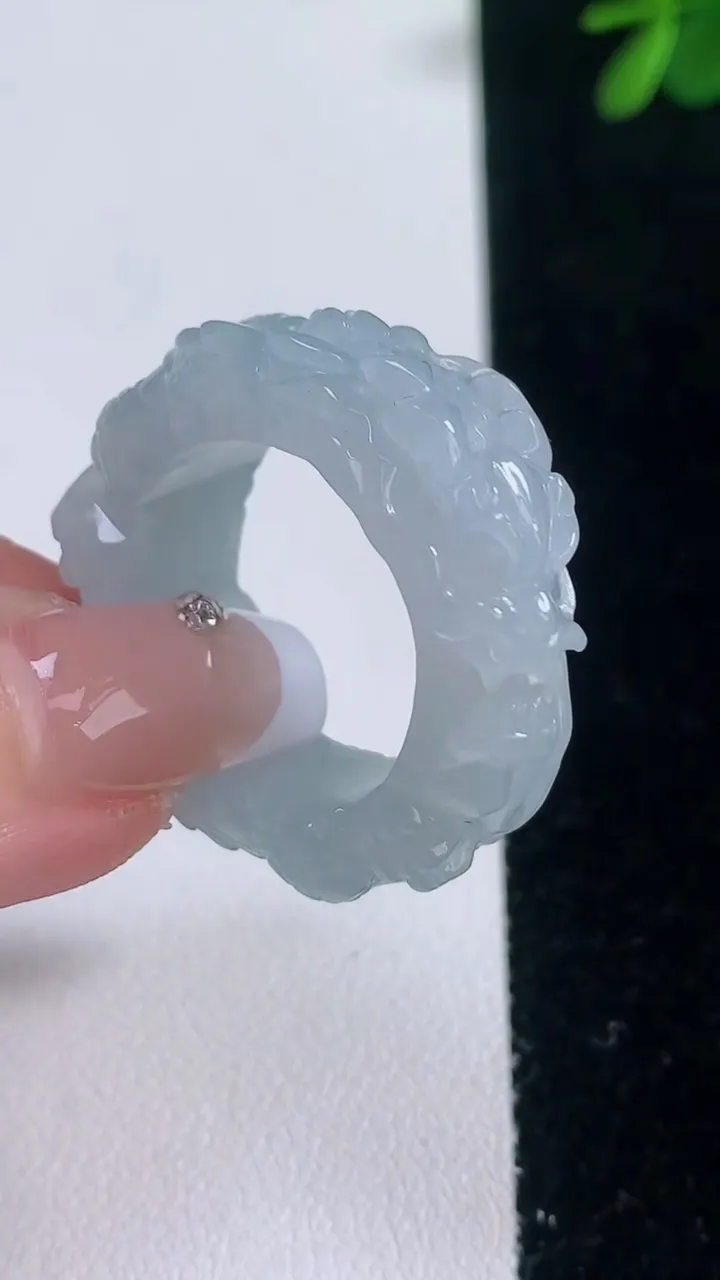 天然A货翡翠祥龙指环扳指，尺寸21-10.2-5.5，重量:13.17g2025年12月21日
工厂直销收藏佳品,种好水足，色泽均匀，有种有色，上手高大气！