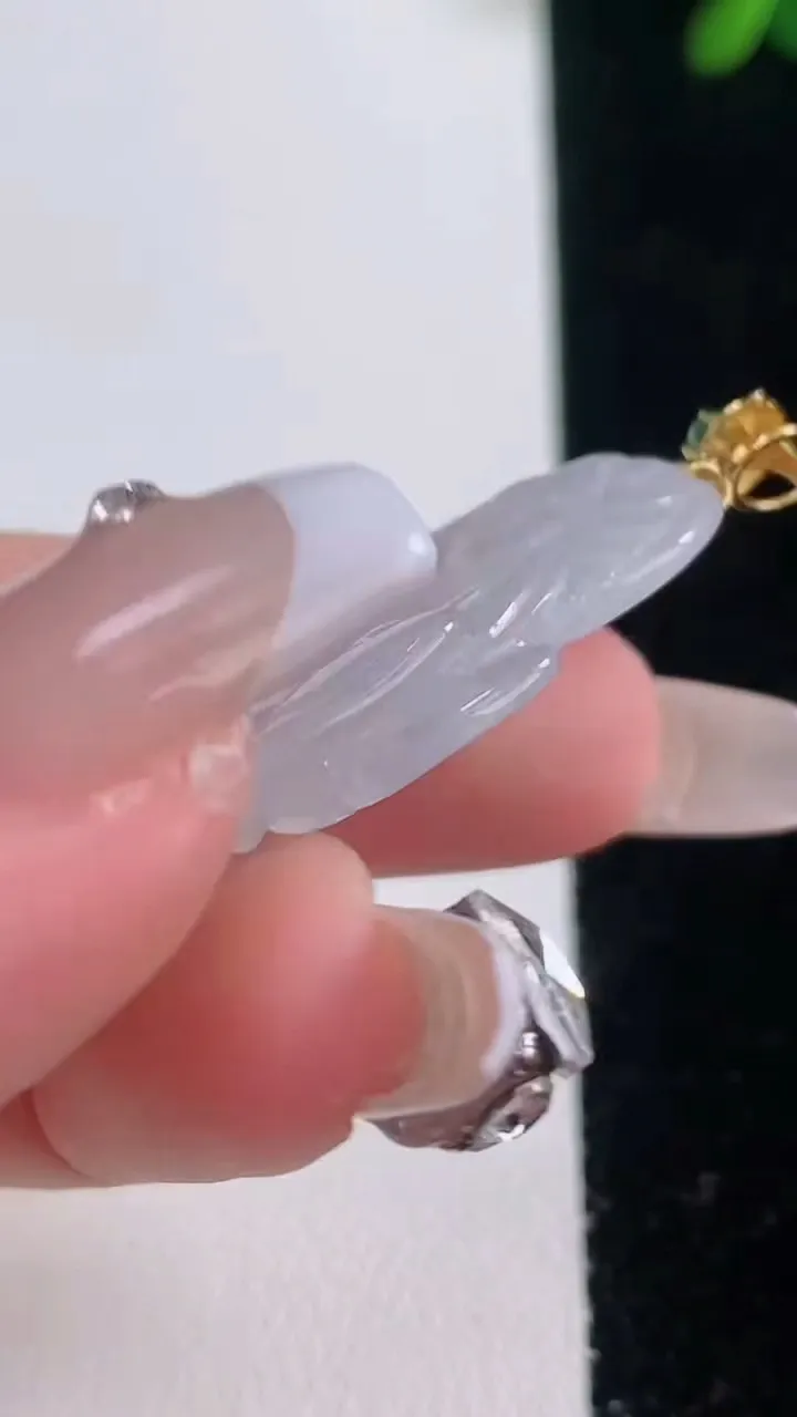 天然A货翡翠种白冰生肖马吊坠，尺寸40.6-19.2-5.2，重量:7.77g
12月21日