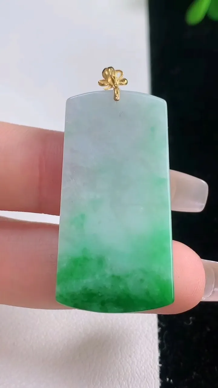 天然A货翡翠无事牌吊坠，尺寸37.7-19.7-2.9，重量:7.14g
12月21日