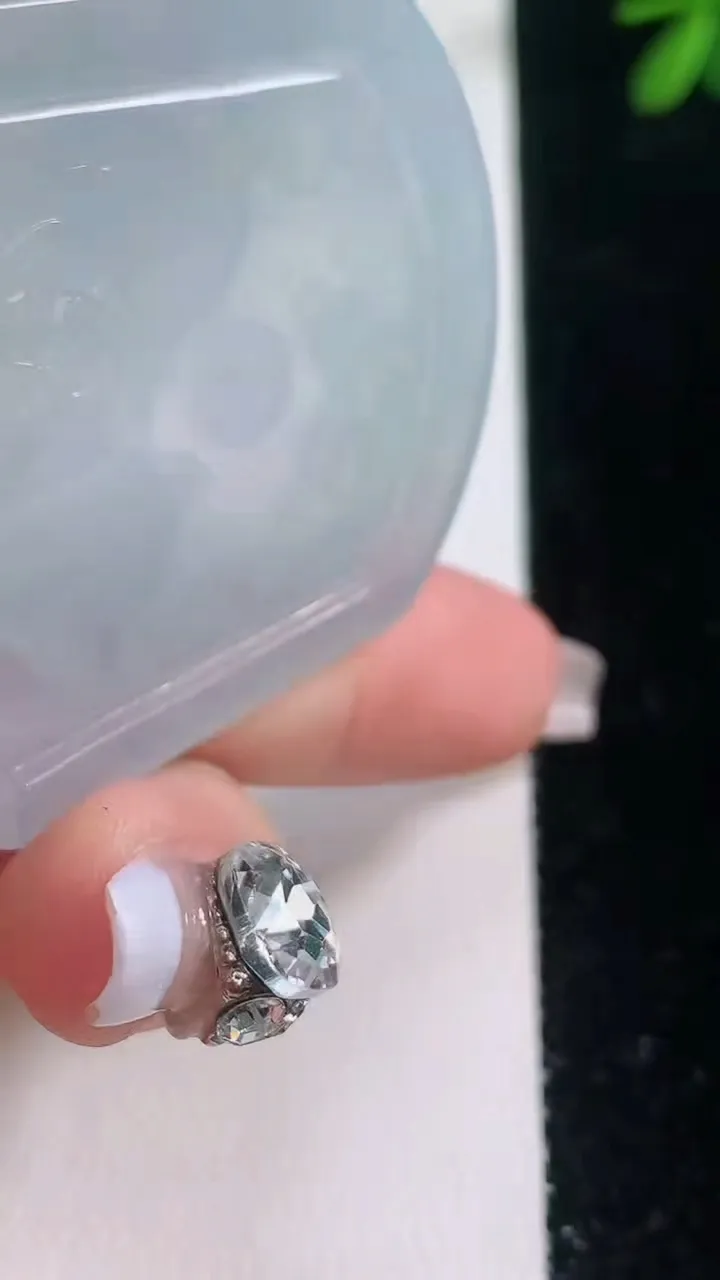 天然A货翡翠生肖猪吊坠，尺寸50-41.6-4.8，重量:21.38g
12月21日