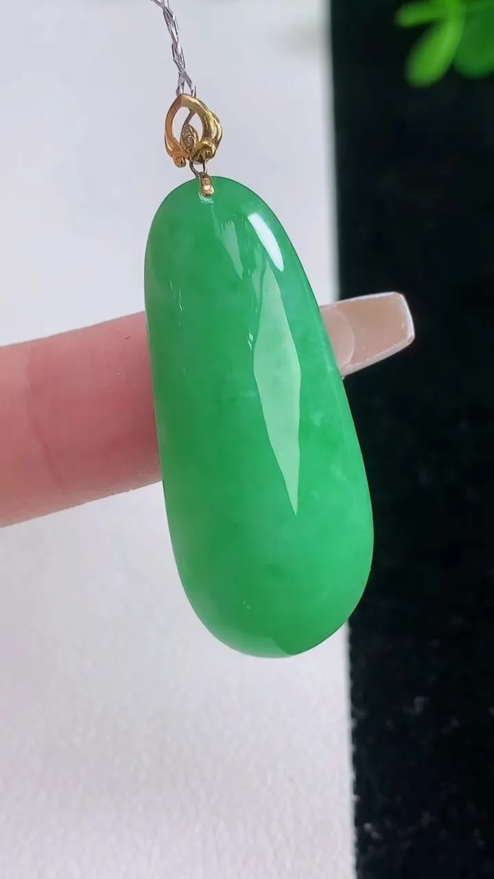 天然A货翡翠福瓜吊坠，尺寸34.4-14.4-6.9，重量:6.43g
12月21日
