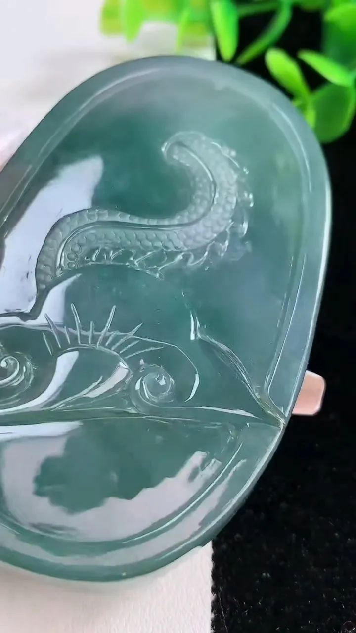 天然A货翡翠龙牌吊坠，尺寸81-50-10，重:90.87g
12月21日