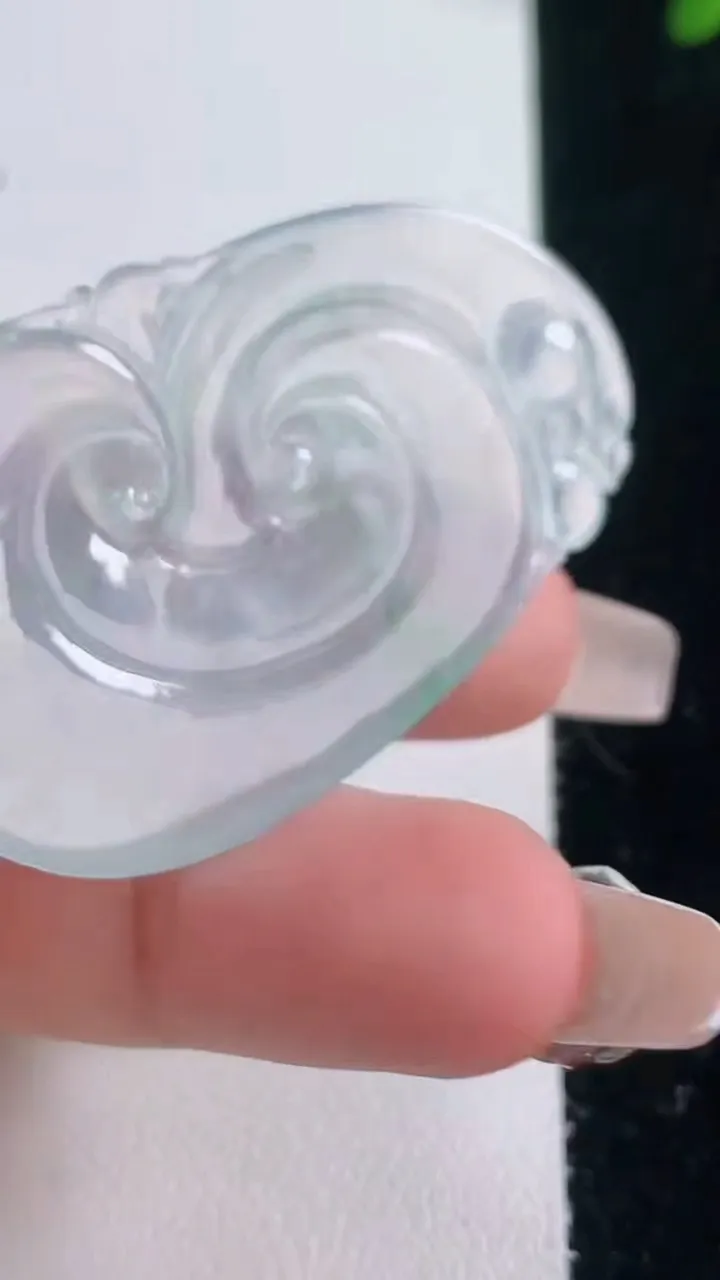 天然A货翡翠如意吊坠，尺寸48.6-29-4.6，重量:9.90g
12月21日