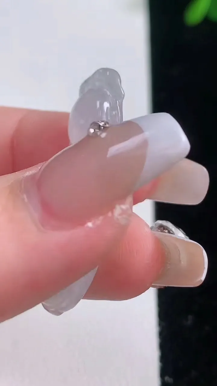 天然A货翡翠福豆吊坠，尺寸36.4-12.8-6.4，重量:4.74g
12月21日