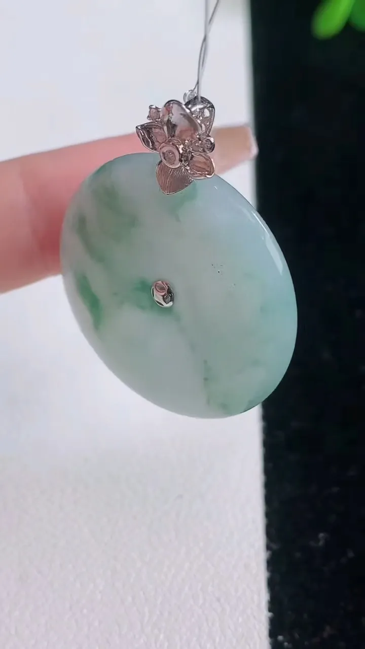 天然A货翡翠种飘花平安扣吊坠，尺寸27.8-5.4，重量:9.54g
12月21日
