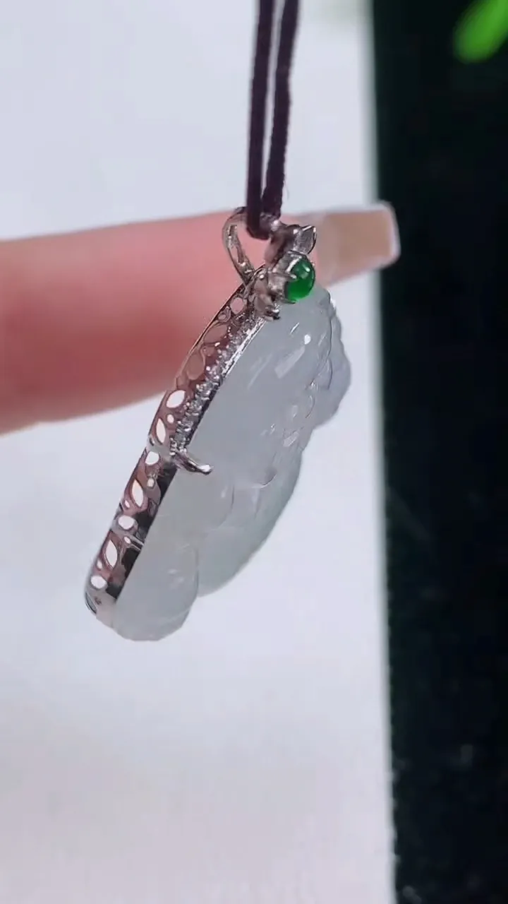 天然A货翡翠佛公吊坠，尺寸30.6-24.3-26-6.5，重量:5.56g
12月21日