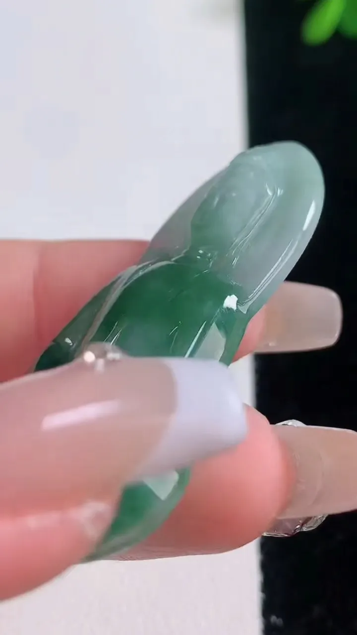 天然A货翡翠观音菩萨吊坠，尺寸47.4-25.2-5.3，重量:10.50g
12月21日