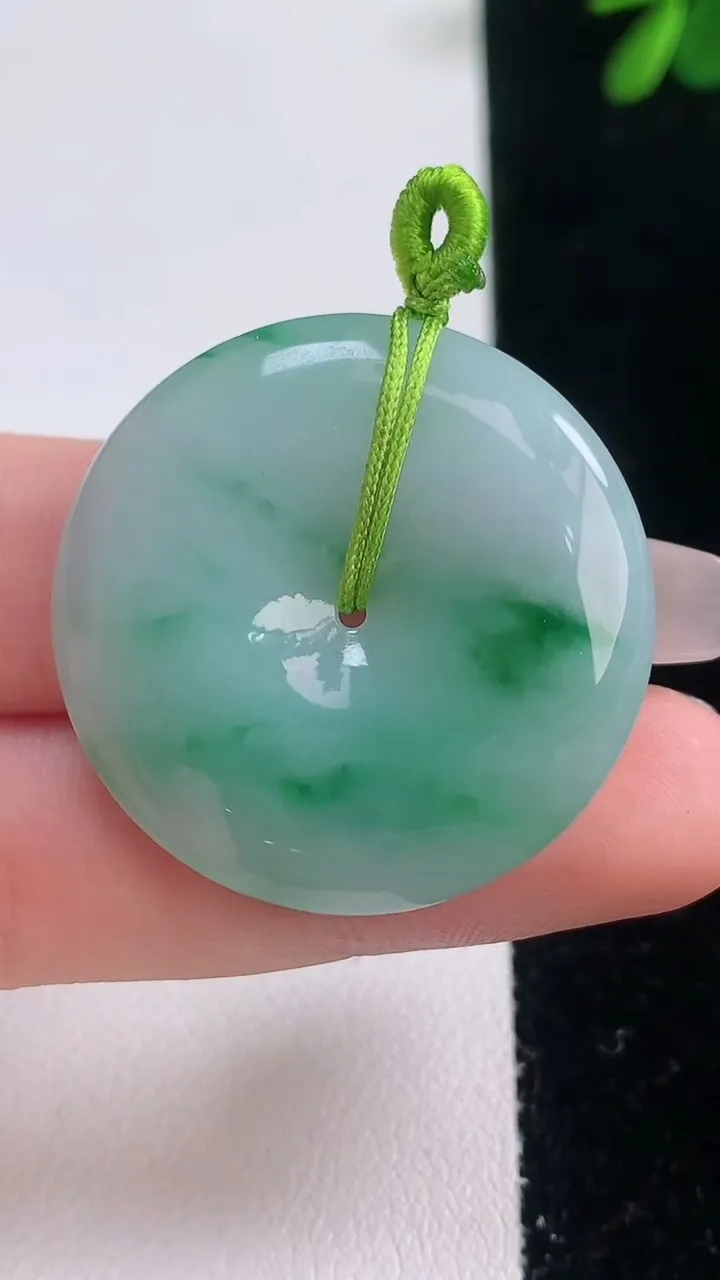 天然A货翡翠平安扣吊坠，尺寸31.8-5.9，重量:12.38g
12月21日