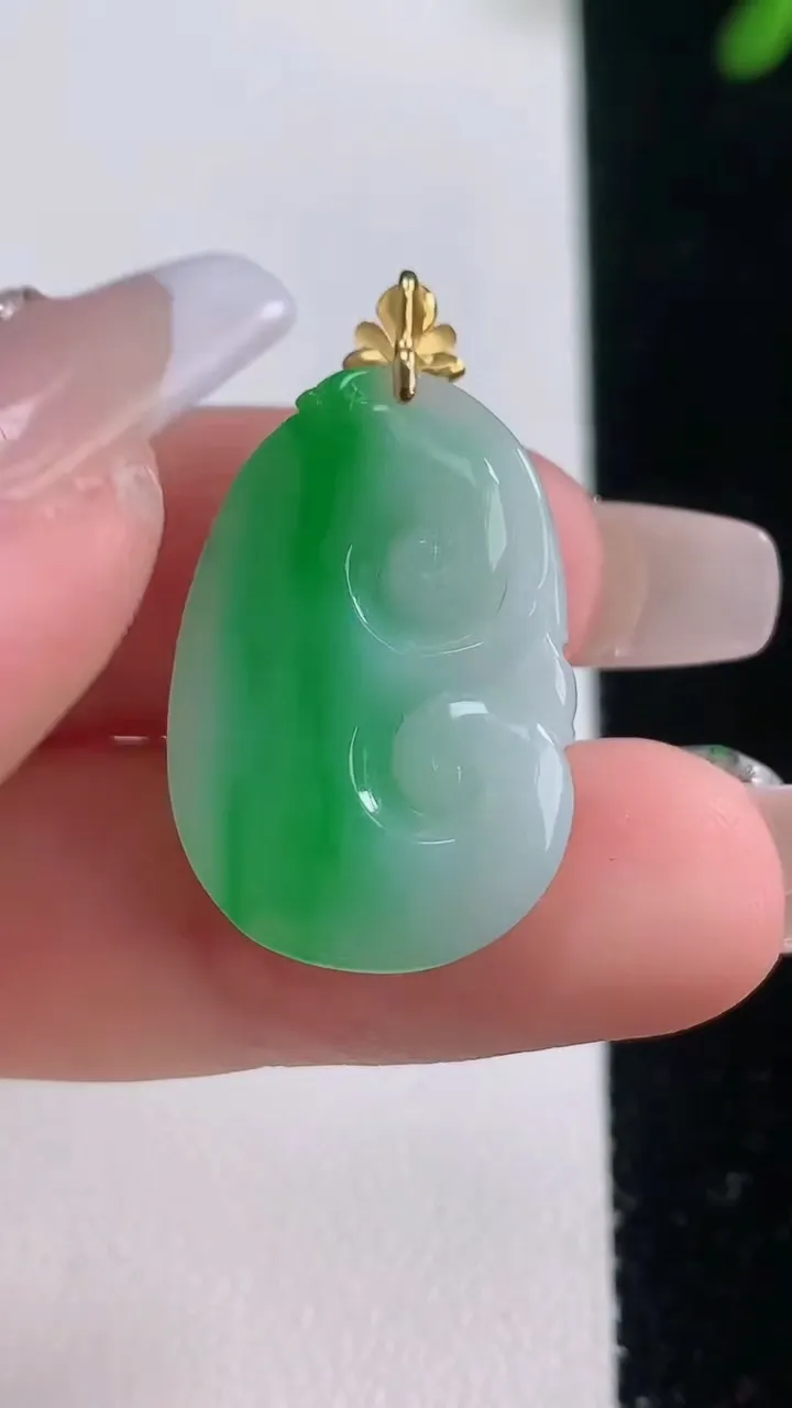天然A货翡翠如意吊坠，尺寸24.7-16.8-5.9，重量:4.81g
12月21日