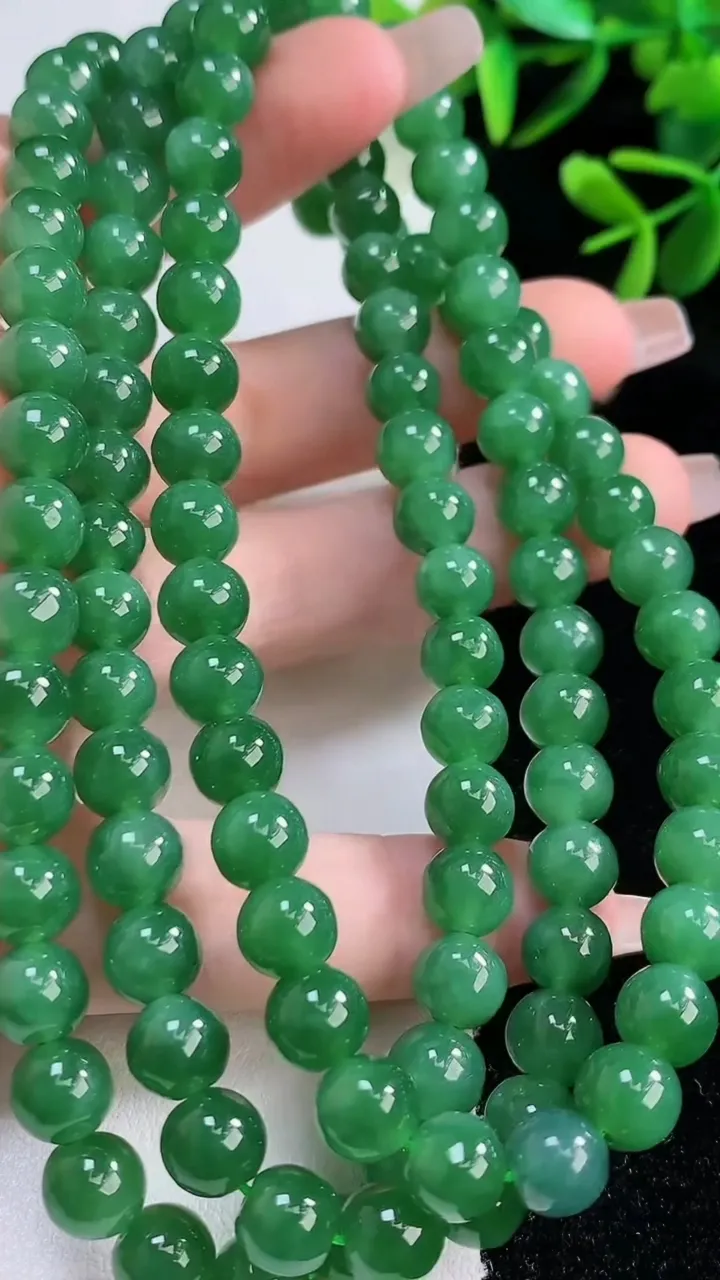 天然A货翡翠圆珠项链，尺寸7.3-108颗，重:74.75g12月21日
工厂直销收藏佳品,种好水足，色泽均匀，有种有色，上手高大气！