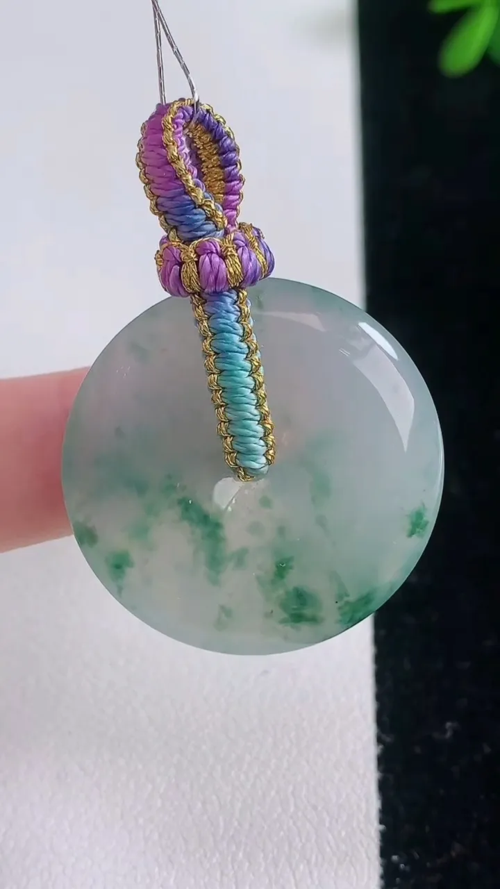 天然A货翡翠冰种飘花平安扣吊坠，尺寸29.5-5.2，重量:10.35g
12月21日